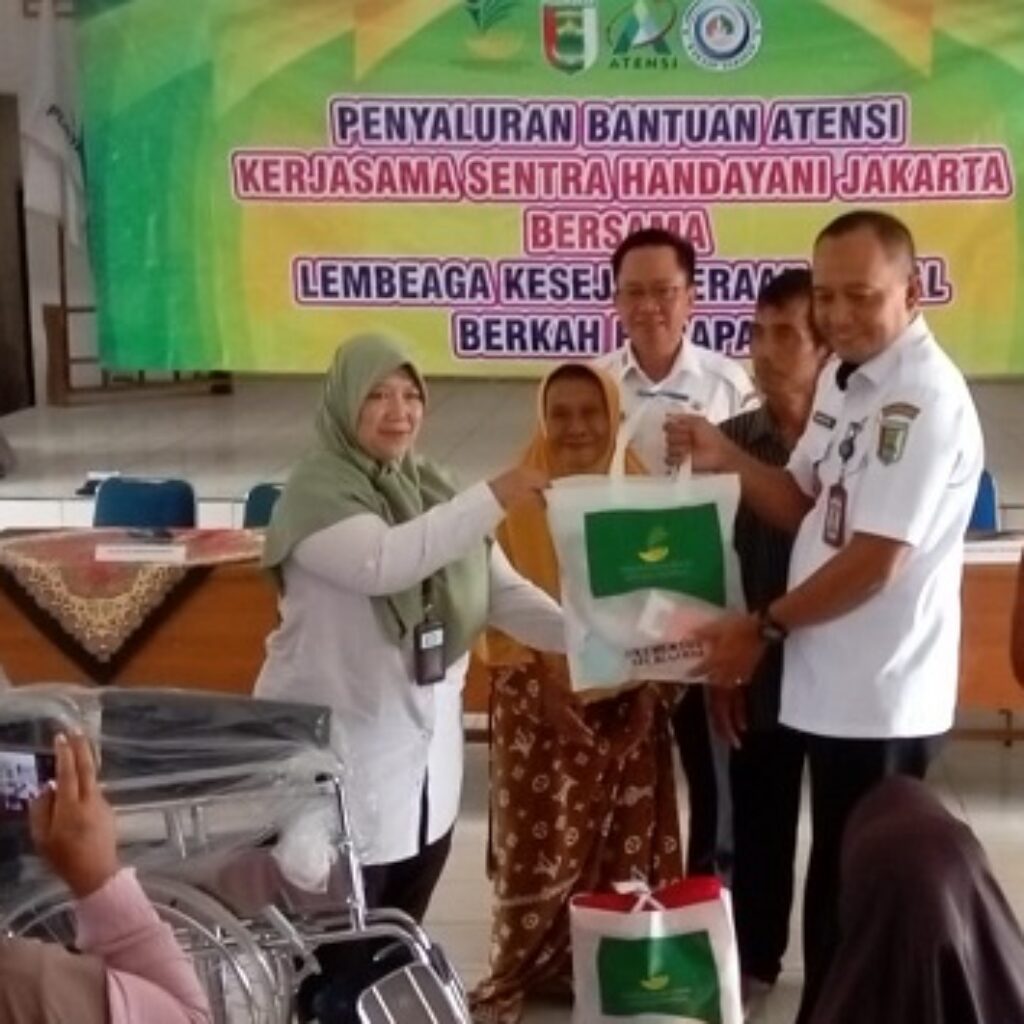 Perkuat Sinergi Kesejahteraan Sosial, Kemensos Salurkan Bantuan ATENSI bagi 90 Lansia di Pesawaran