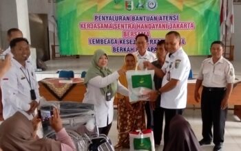 Perkuat Sinergi Kesejahteraan Sosial, Kemensos Salurkan Bantuan ATENSI bagi 90 Lansia di Pesawaran