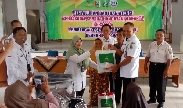 Kemensos Salurkan Bantuan ATENSI bagi 90 Lansia di Pesawaran