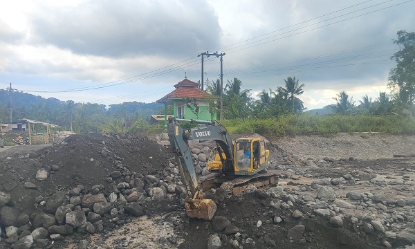 Kementerian PU Kerahkan Alat Berat Tangani Jembatan Limpas Gondoruso