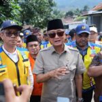 Tinjau Tanah Bergerak di Tegal, Menteri PU Siapkan 1.000 Unit Huntara