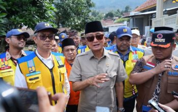 Tinjau Tanah Bergerak di Tegal, Menteri PU Siapkan 1.000 Unit Huntara