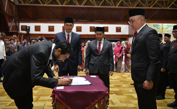 Muzakir Manaf Lantik 25 Pejabat Eselon II