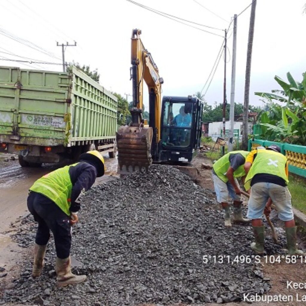 Antisipasi Musim Hujan dan Ramadan, Pemprov Lampung Tutup Jalan Berlubang di Sejumlah Ruas Strategis