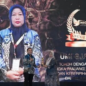 Berdedikasi di Dunia Jurnalistik, Pemred Sudut Pandang Umi Sjarifah Raih Anugerah INDOPOSCO 2026