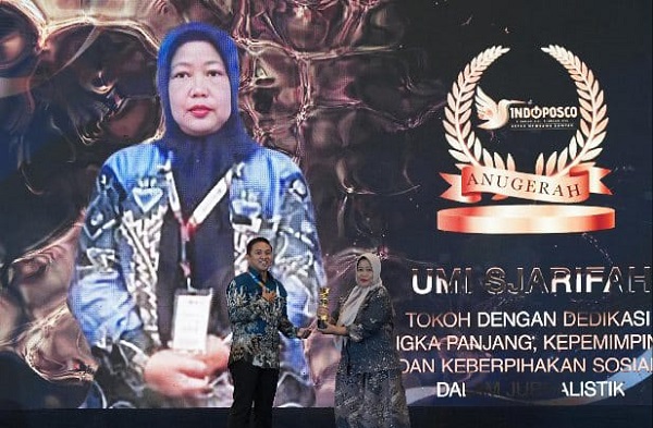 Pemred Sudut Pandang Umi Sjarifah Raih Anugerah INDOPOSCO 2026