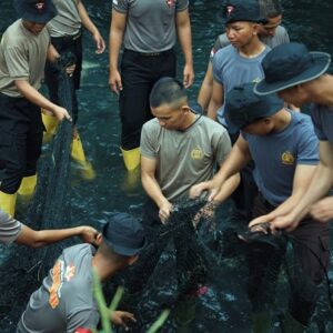 Aksi Jumat Bersih Brimob Polda Sumut, Personel Bersihkan Saluran Air dan Masjid di Medan Tembung