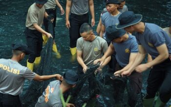 Personel Bersihkan Saluran Air dan Masjid di Medan Tembung