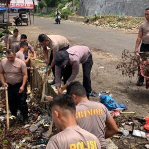 Peduli Lingkungan, Personel Brimob Polda Sumut Bersihkan Sampah di Pasar Sipirok