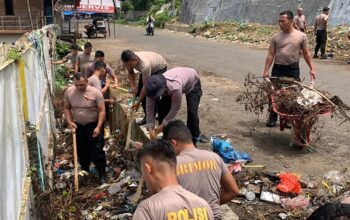Personel Brimob Polda Sumut Bersihkan Sampah di Pasar Sipirok