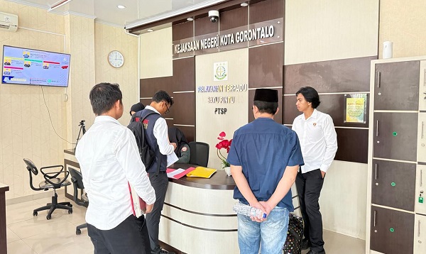 Polda Gorontalo Serahkan Tersangka Korupsi Proyek Jalan Nani Wartabone ke Jaksa