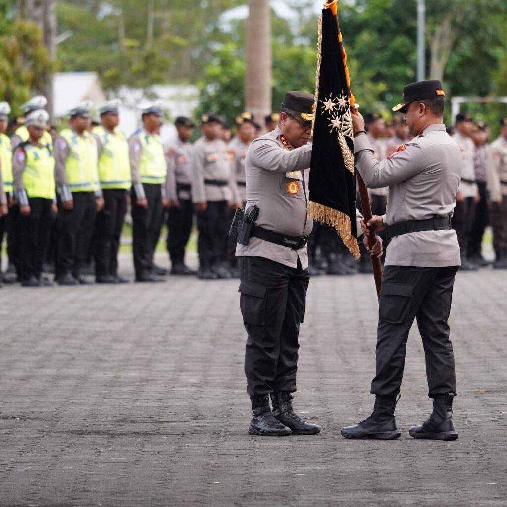 Polda Papua Barat Sambut Kapolda Baru Alfred Papare, Gelar Penyerahan Pataka dan Pelepasan Johnny Isir