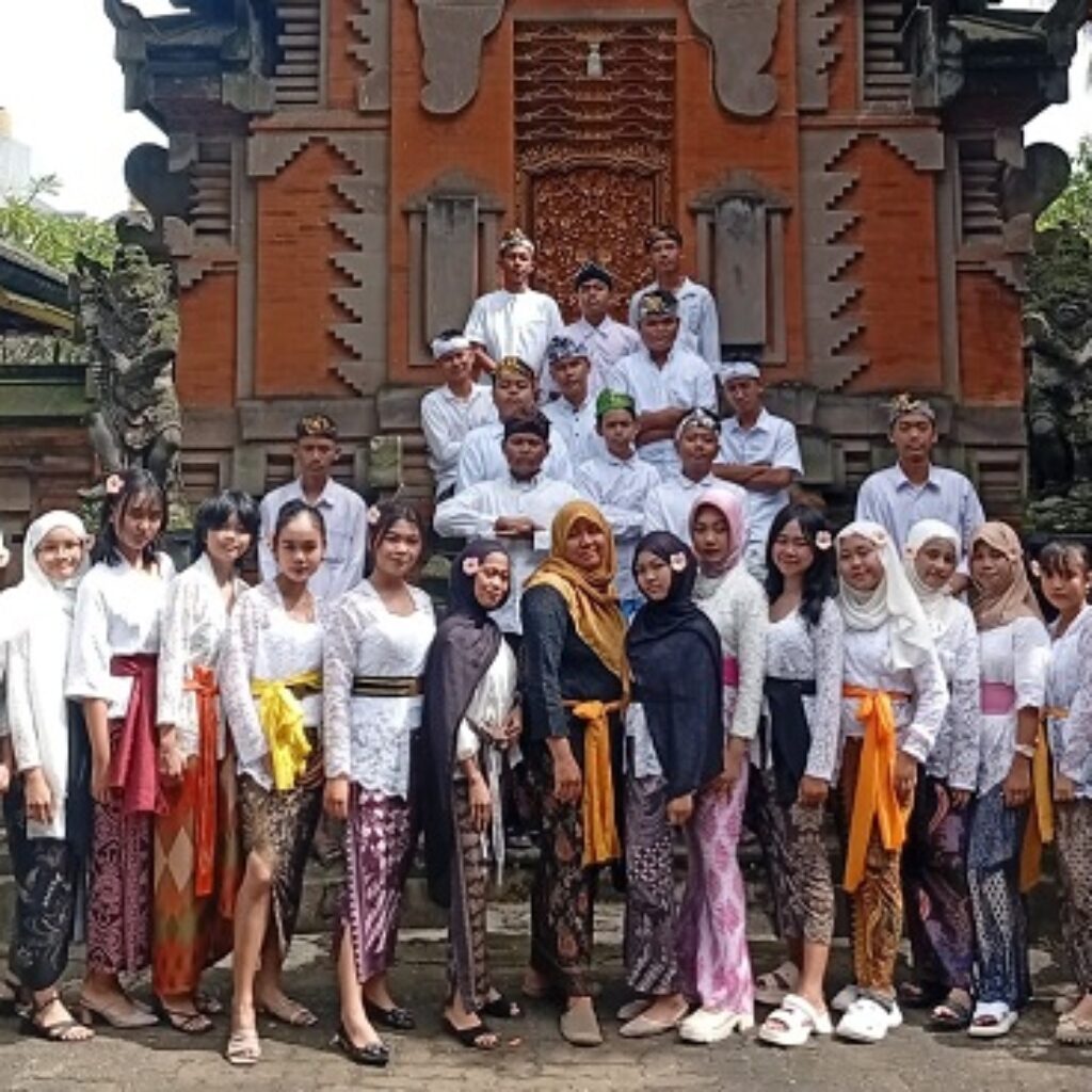 Potret Toleransi di Ibu Kota, SMPN 120 Jakarta Tampil di Perayaan Imlek di Pura Candra Prabha