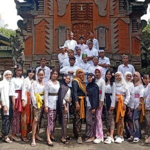 Potret Toleransi di Ibu Kota, SMPN 120 Jakarta Tampil di Perayaan Imlek di Pura Candra Prabha