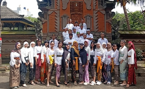 SMPN 120 Jakarta Tampil di Perayaan Imlek di Pura Candra Prabha