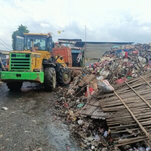 Satpel LH Penjaringan Angkut Tumpukan Sampah di Kapuk Muara, Warga Minta Penanganan Terjadwal
