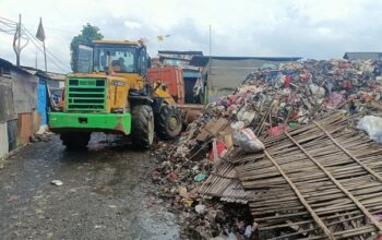 Satpel LH Penjaringan Angkut Tumpukan Sampah di Kapuk Muara, Warga Minta Penanganan Terjadwal