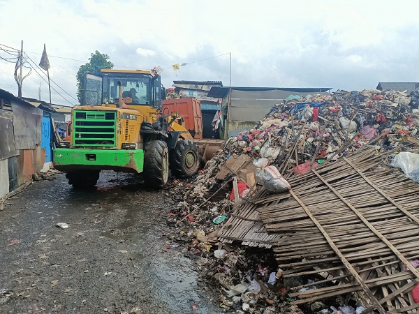 Satpel LH Penjaringan Angkut Tumpukan Sampah di Kapuk Muara, Warga Minta Penanganan Terjadwal
