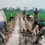 TNI dan Warga Gotong Royong Bangun Jalan, Talud, hingga RTLH