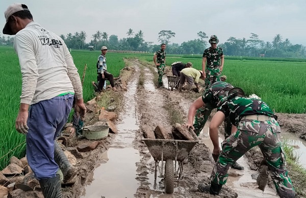 TNI dan Warga Gotong Royong Bangun Jalan, Talud, hingga RTLH