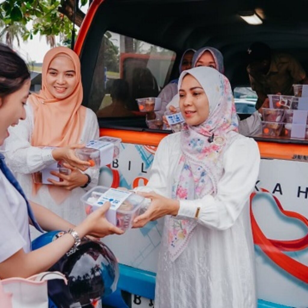 TP PKK dan DWP Lampung Bagikan 800 Paket Takjil di Depan Mahan Agung