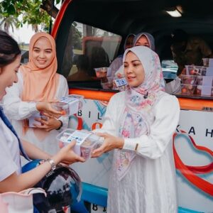 TP PKK dan DWP Lampung Bagikan 800 Paket Takjil di Depan Mahan Agung