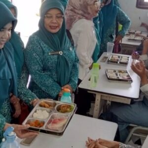 Wakil Ketua TP PKK Lebak Tinjau Program Makan Bergizi Gratis di SMAN 1 Cibadak