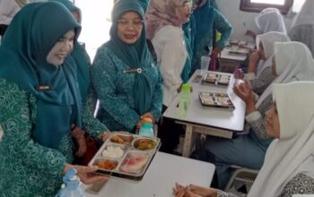 Wakil Ketua TP PKK Lebak Tinjau Program Makan Bergizi Gratis