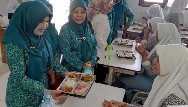 Wakil Ketua TP PKK Lebak Tinjau Program Makan Bergizi Gratis
