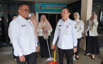 ASN Pemprov Lampung melaksanakan Gerakan ASRI bersih-bersih kantor