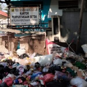 Sampah Palabuhanratu Menggunung di Depan Kantor Setda, Warga Soroti Kinerja Dinas Terkait