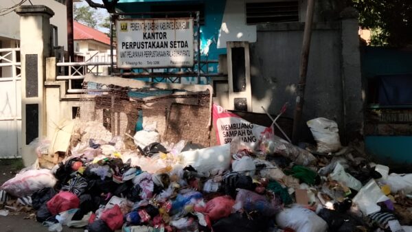 Tumpukan sampah menggunung di depan Kantor Setda Palabuhanratu