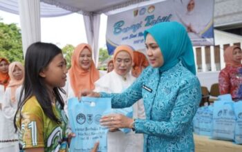 Pembagian Takjil Ramadan 2026 oleh TP PKK dan DWP Provinsi Lampung di depan Mahan Agung Bandar Lampung