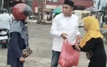 AJB Kaltim Turun ke Jalan Bagikan Takjil untuk Pengendara dan Ojol