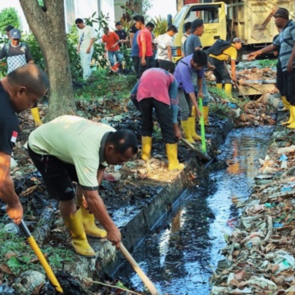 Dukung Program Indonesia Asri, Brimob Polda Sumut Bersama Warga Bersihkan Pasar dan Permukiman