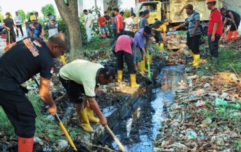 Brimob Polda Sumut Bersama Warga Bersihkan Pasar dan Permukiman