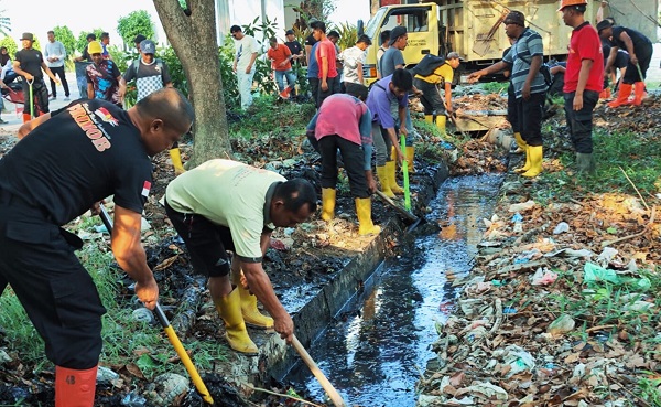 Brimob Polda Sumut Bersama Warga Bersihkan Pasar dan Permukiman