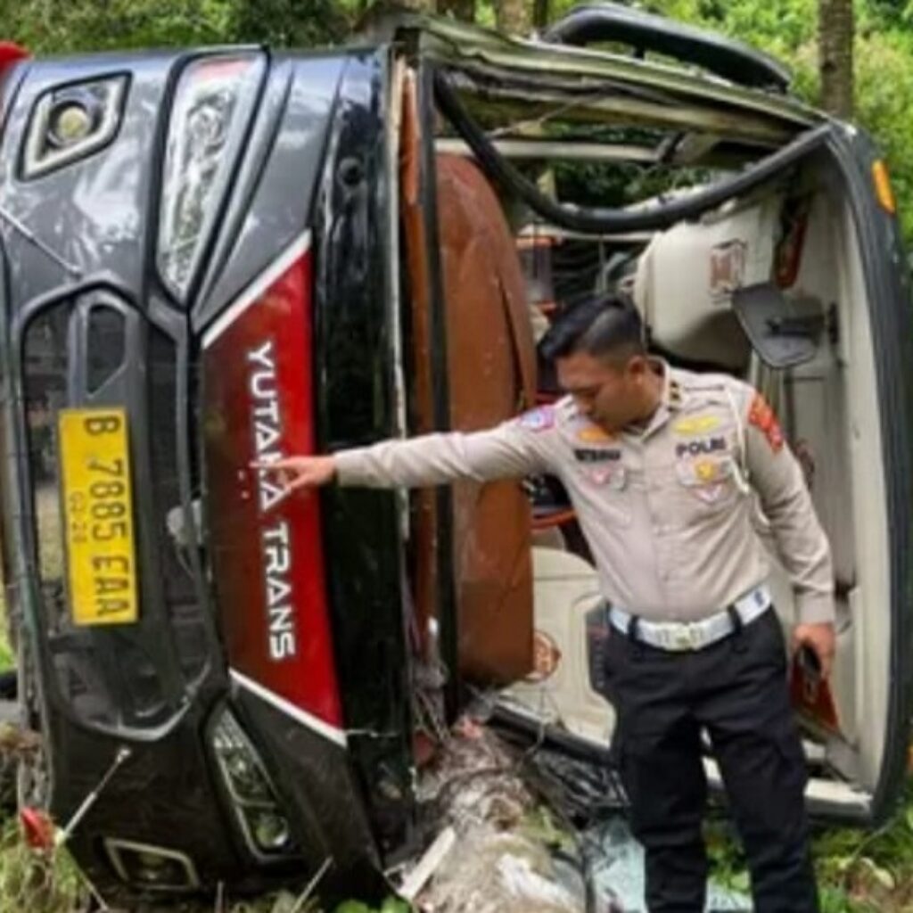Breaking News: Bus Wisata Hino Kecelakaan di Jalan Bayah–Sawarna, 24 Orang Luka Ringan