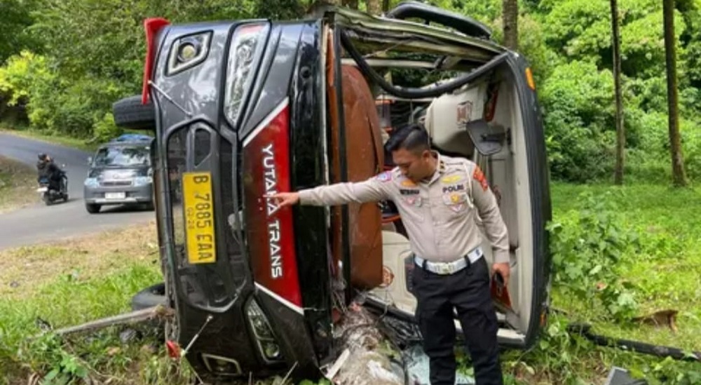 Bus Wisata Hino Kecelakaan di Jalan Bayah–Sawarna
