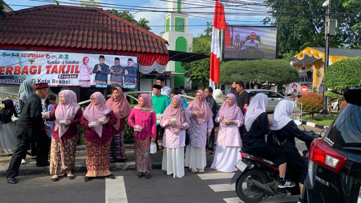 DPRD Bekasi Berbagi Takjil ke Pengguna Jalan