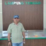 Dirut GS Grup Mengadukan Dugaan Korupsi Anggaran Media DPRD dan Pembunuhan Karakter terhadap Dirinya ke KASIPINSUS Kejaksaan  Direktur Utama GS Grup secara resmi menyampaikan pengaduan kepada KASIPINSUS Kejaksaan Negeri Lampung Tengah terkait dugaan korupsi anggaran media DPRD Lampung Tengah, sekaligus dugaan pembunuhan karakter yang menimpa dirinya.  Pengaduan tersebut disampaikan langsung pada Senin, 16 Maret 2026, menyusul maraknya narasi yang viral di media sosial dengan pola “maling teriak maling” yang menuding Dirut GS Grup dalam persoalan anggaran media DPRD Lampung Tengah.  Dalam pengaduannya, Dirut GS Grup meminta agar KASIPINSUS segera menetapkan pihak-pihak yang bertanggung jawab secara hukum serta tidak memperluas pemeriksaan secara tidak proporsional dengan memanggil seluruh perusahaan media. Ia mempertanyakan langkah aparat penegak hukum yang berencana memanggil perusahaan pers, padahal menurutnya aparat telah memahami konstruksi perkara yang terjadi.  Dirut GS Grup menegaskan bahwa pihak-pihak yang paling mengetahui secara teknis dan administratif terkait anggaran media DPRD berada di lingkungan Sekretariat DPRD. Oleh karena itu, ia meminta Kejari Lampung Tengah untuk fokus pada enam oknum yang dinilai patut dimintai pertanggungjawaban hukum atas pengelolaan anggaran media tahun 2025.  Pengaduan ini juga berkaitan dengan tudingan dugaan korupsi yang sebelumnya sempat diarahkan kepada dirinya. Menurut Dirut GS Grup, persoalan anggaran media DPRD Lampung Tengah telah terang secara administrasi dan hukum, sehingga tidak semestinya dibiarkan berlarut-larut.  Dirut GS Grup meminta Kejari Lampung Tengah, khususnya bidang PINSUS, untuk bertindak tegas, profesional, dan tidak berputar-putar dalam penanganan perkara. Ia menekankan pentingnya penegakan hukum yang adil demi menjaga stabilitas sosial, mengingat dampak psikologis dan moral yang dialami keluarga besar GS Grup akibat pembunuhan karakter serta tidak terpenuhinya hak-hak perusahaan media.  Sejalan dengan itu, Podium Redaksi dan Rumah Jurnalis turut menyampaikan pengaduan resmi ke KASIPINSUS Kejaksaan terkait dugaan pembunuhan karakter dan pola pembentukan opini publik yang dinilai menyesatkan. Dalam pengaduan tersebut, mereka membawa data dan bukti awal untuk ditelaah oleh aparat penegak hukum.  Podium Redaksi dan Rumah Jurnalis meminta penegakan hukum dilakukan secara objektif, profesional, dan transparan guna menjamin keadilan, kepastian hukum, serta menjaga ruang publik dari informasi yang berpotensi merusak kepercayaan masyarakat.