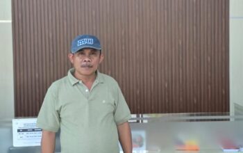 Dirut GS Grup Mengadukan Dugaan Korupsi Anggaran Media DPRD dan Pembunuhan Karakter terhadap Dirinya ke KASIPINSUS Kejaksaan Direktur Utama GS Grup secara resmi menyampaikan pengaduan kepada KASIPINSUS Kejaksaan Negeri Lampung Tengah terkait dugaan korupsi anggaran media DPRD Lampung Tengah, sekaligus dugaan pembunuhan karakter yang menimpa dirinya. Pengaduan tersebut disampaikan langsung pada Senin, 16 Maret 2026, menyusul maraknya narasi yang viral di media sosial dengan pola “maling teriak maling” yang menuding Dirut GS Grup dalam persoalan anggaran media DPRD Lampung Tengah. Dalam pengaduannya, Dirut GS Grup meminta agar KASIPINSUS segera menetapkan pihak-pihak yang bertanggung jawab secara hukum serta tidak memperluas pemeriksaan secara tidak proporsional dengan memanggil seluruh perusahaan media. Ia mempertanyakan langkah aparat penegak hukum yang berencana memanggil perusahaan pers, padahal menurutnya aparat telah memahami konstruksi perkara yang terjadi. Dirut GS Grup menegaskan bahwa pihak-pihak yang paling mengetahui secara teknis dan administratif terkait anggaran media DPRD berada di lingkungan Sekretariat DPRD. Oleh karena itu, ia meminta Kejari Lampung Tengah untuk fokus pada enam oknum yang dinilai patut dimintai pertanggungjawaban hukum atas pengelolaan anggaran media tahun 2025. Pengaduan ini juga berkaitan dengan tudingan dugaan korupsi yang sebelumnya sempat diarahkan kepada dirinya. Menurut Dirut GS Grup, persoalan anggaran media DPRD Lampung Tengah telah terang secara administrasi dan hukum, sehingga tidak semestinya dibiarkan berlarut-larut. Dirut GS Grup meminta Kejari Lampung Tengah, khususnya bidang PINSUS, untuk bertindak tegas, profesional, dan tidak berputar-putar dalam penanganan perkara. Ia menekankan pentingnya penegakan hukum yang adil demi menjaga stabilitas sosial, mengingat dampak psikologis dan moral yang dialami keluarga besar GS Grup akibat pembunuhan karakter serta tidak terpenuhinya hak-hak perusahaan media. Sejalan dengan itu, Podium Redaksi dan Rumah Jurnalis turut menyampaikan pengaduan resmi ke KASIPINSUS Kejaksaan terkait dugaan pembunuhan karakter dan pola pembentukan opini publik yang dinilai menyesatkan. Dalam pengaduan tersebut, mereka membawa data dan bukti awal untuk ditelaah oleh aparat penegak hukum. Podium Redaksi dan Rumah Jurnalis meminta penegakan hukum dilakukan secara objektif, profesional, dan transparan guna menjamin keadilan, kepastian hukum, serta menjaga ruang publik dari informasi yang berpotensi merusak kepercayaan masyarakat.