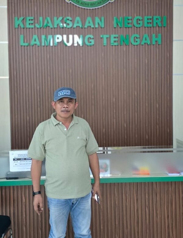 Dirut GS Grup Mengadukan Dugaan Korupsi Anggaran Media DPRD dan Pembunuhan Karakter terhadap Dirinya ke KASIPINSUS Kejaksaan Direktur Utama GS Grup secara resmi menyampaikan pengaduan kepada KASIPINSUS Kejaksaan Negeri Lampung Tengah terkait dugaan korupsi anggaran media DPRD Lampung Tengah, sekaligus dugaan pembunuhan karakter yang menimpa dirinya. Pengaduan tersebut disampaikan langsung pada Senin, 16 Maret 2026, menyusul maraknya narasi yang viral di media sosial dengan pola “maling teriak maling” yang menuding Dirut GS Grup dalam persoalan anggaran media DPRD Lampung Tengah. Dalam pengaduannya, Dirut GS Grup meminta agar KASIPINSUS segera menetapkan pihak-pihak yang bertanggung jawab secara hukum serta tidak memperluas pemeriksaan secara tidak proporsional dengan memanggil seluruh perusahaan media. Ia mempertanyakan langkah aparat penegak hukum yang berencana memanggil perusahaan pers, padahal menurutnya aparat telah memahami konstruksi perkara yang terjadi. Dirut GS Grup menegaskan bahwa pihak-pihak yang paling mengetahui secara teknis dan administratif terkait anggaran media DPRD berada di lingkungan Sekretariat DPRD. Oleh karena itu, ia meminta Kejari Lampung Tengah untuk fokus pada enam oknum yang dinilai patut dimintai pertanggungjawaban hukum atas pengelolaan anggaran media tahun 2025. Pengaduan ini juga berkaitan dengan tudingan dugaan korupsi yang sebelumnya sempat diarahkan kepada dirinya. Menurut Dirut GS Grup, persoalan anggaran media DPRD Lampung Tengah telah terang secara administrasi dan hukum, sehingga tidak semestinya dibiarkan berlarut-larut. Dirut GS Grup meminta Kejari Lampung Tengah, khususnya bidang PINSUS, untuk bertindak tegas, profesional, dan tidak berputar-putar dalam penanganan perkara. Ia menekankan pentingnya penegakan hukum yang adil demi menjaga stabilitas sosial, mengingat dampak psikologis dan moral yang dialami keluarga besar GS Grup akibat pembunuhan karakter serta tidak terpenuhinya hak-hak perusahaan media. Sejalan dengan itu, Podium Redaksi dan Rumah Jurnalis turut menyampaikan pengaduan resmi ke KASIPINSUS Kejaksaan terkait dugaan pembunuhan karakter dan pola pembentukan opini publik yang dinilai menyesatkan. Dalam pengaduan tersebut, mereka membawa data dan bukti awal untuk ditelaah oleh aparat penegak hukum. Podium Redaksi dan Rumah Jurnalis meminta penegakan hukum dilakukan secara objektif, profesional, dan transparan guna menjamin keadilan, kepastian hukum, serta menjaga ruang publik dari informasi yang berpotensi merusak kepercayaan masyarakat.