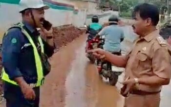 Jalan Licin Proyek Tol Japek II Selatan Dikeluhkan Warga, Kades Burangkeng Minta Aktivitas Dihentikan Sementara