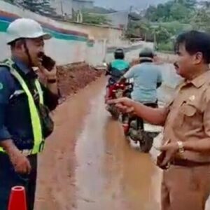 Jalan Licin Proyek Tol Japek II Selatan Dikeluhkan Warga, Kades Burangkeng Minta Aktivitas Dihentikan Sementara