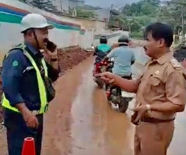 Jalan Licin Proyek Tol Japek II Selatan Dikeluhkan Warga, Kades Burangkeng Minta Aktivitas Dihentikan Sementara