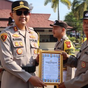 Pimpin Upacara Hari Kesadaran Nasional, Kapolres Ketapang Beri Reward 3 Bhabinkamtibmas