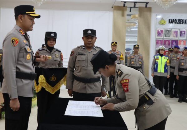 Kapolres Ketapang Pimpin Sertijab Kabag Ren dan Kapolsek Jajaran