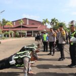 Tegakkan Disiplin, Kapolres Ketapang Sidak Sikap Tampang dan Seragam Personel