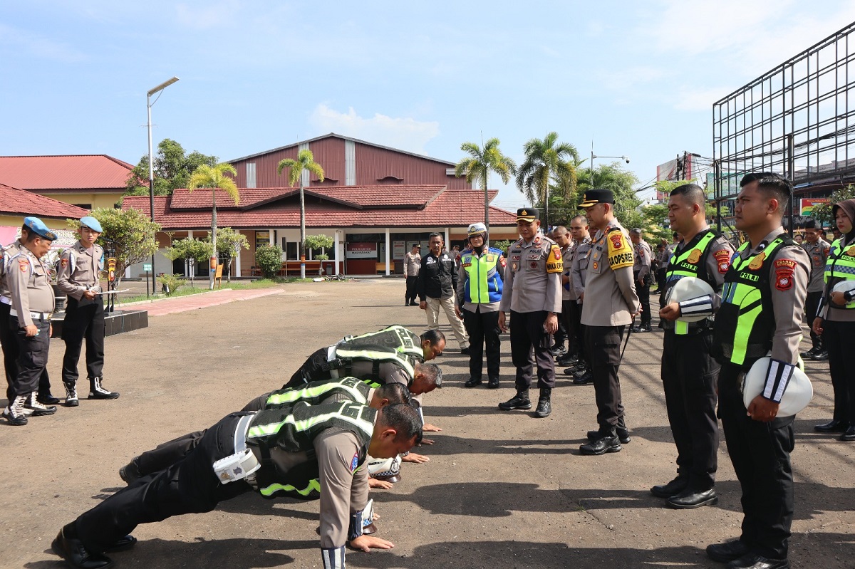 Kapolres Ketapang Sidak Sikap Tampang dan Seragam Personel